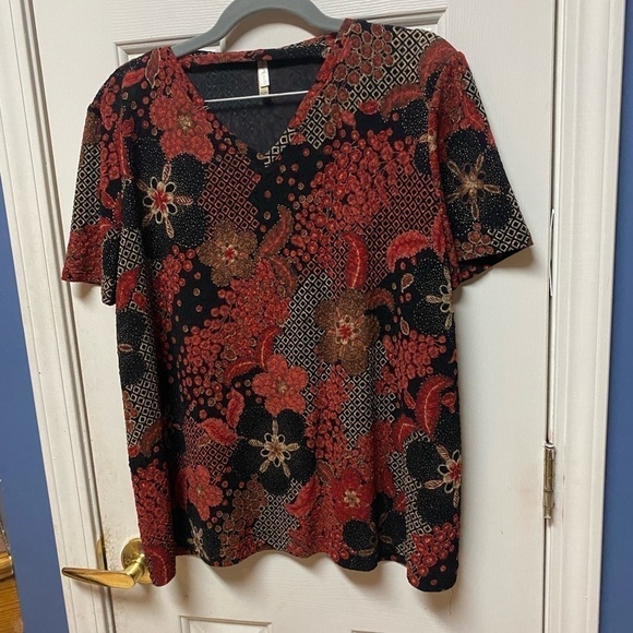 White Stag Woman's Plus Size XXL (20) Red Black Floral Textured Top Blouse. - Picture 5 of 9